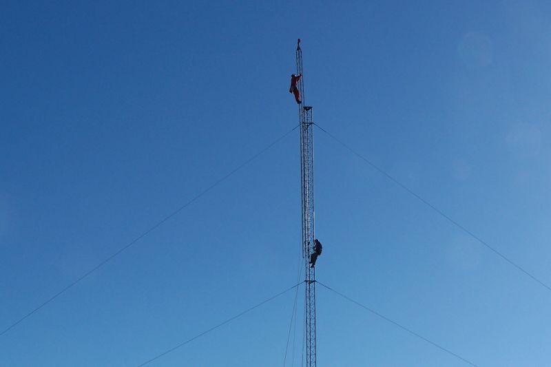 Paul WØAIH on the Gin Pole with Chris KC9DGP below.
