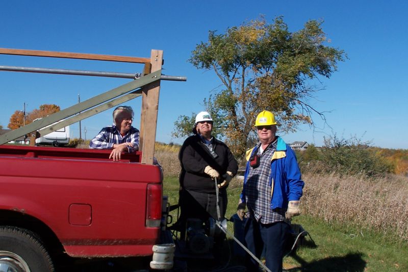 Ground Crew (L-R) Bill KE9XQ, Mark N9UNW and Jerome WA9HCZ.  Note the W&Oslash;AIH 220v electric winch attached to truck tow