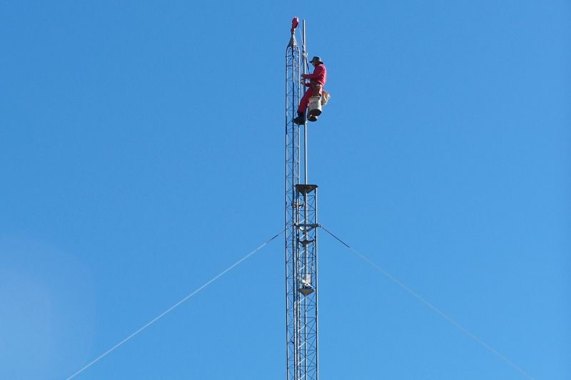 Paul WØAIH on the "Rohn 25 Gin Pole"