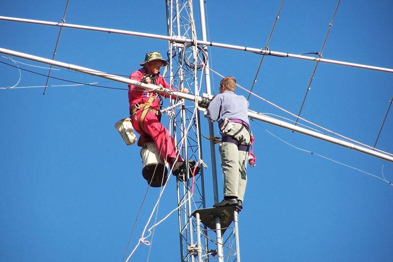 Paul WØAIH and Chris KC9DGP attaching the 80m Dipole to the mast. I sure like this Kodak DX6490 with 10x optical zoom