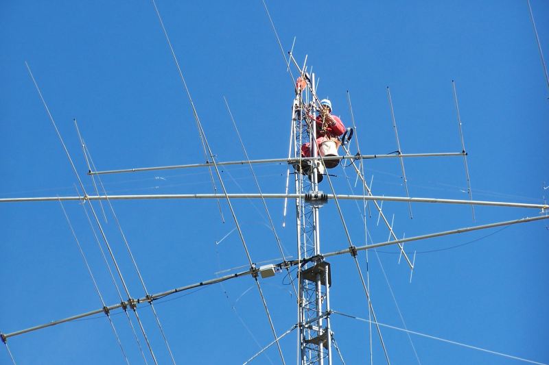 C4XL is mounted to mast, now Cushcraft 2 meter beam is being installed.
