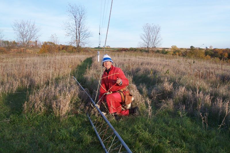 Paul WØAIH takes rope off his monster gin pole.
