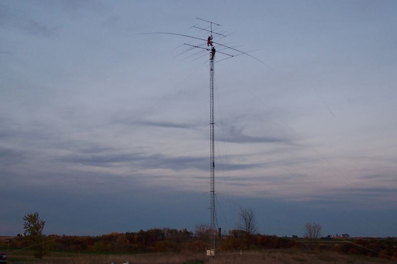 Paul WØAIH and Chris KC9DGP connecting a couple of the feedlines as darkness sets in.