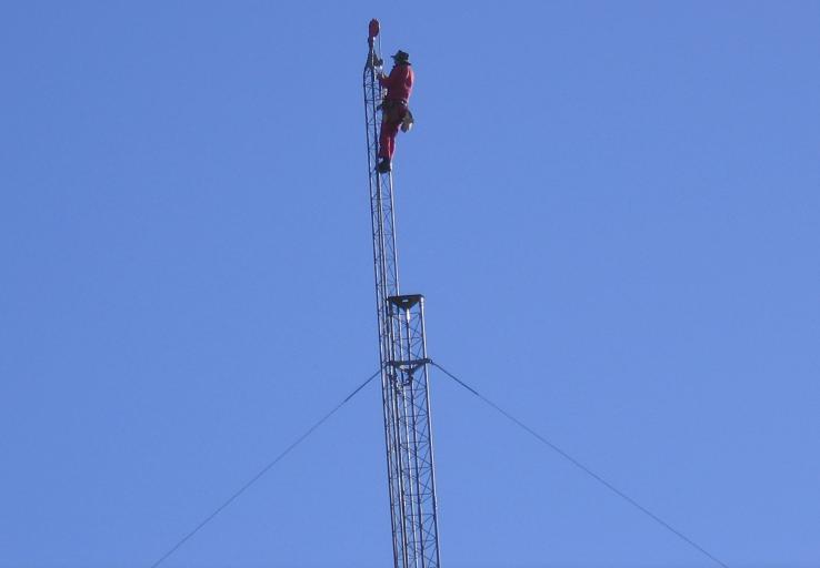 Paul WØAIH on the Gin Pole. (pic courtesy WA9HCZ)