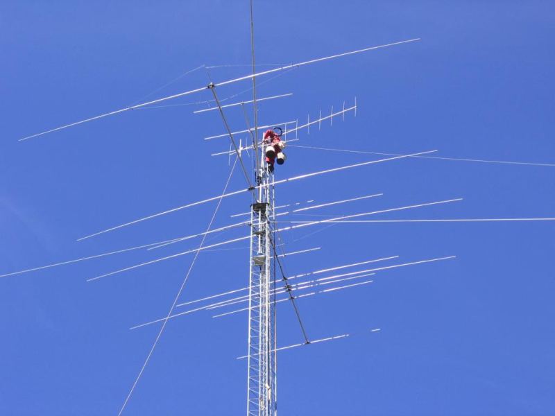 Paul WØAIH adjusting 2 meter beam to be horizontal. (pic courtesy WA9HCZ)