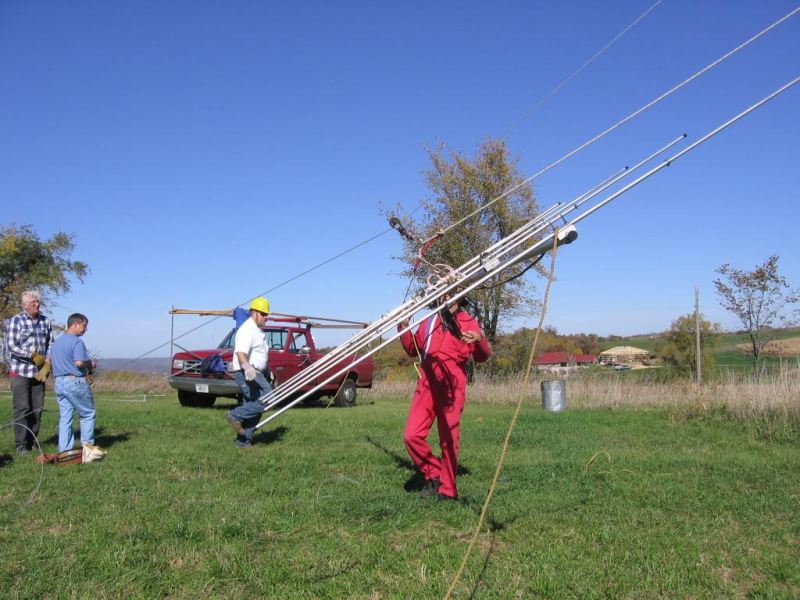 (L-R) Bill KE9XQ, Scott KA9FOX, Eric KB9TKF and Paul W&Oslash;AIH as the 6m beam is about to be pulled up the tram line. (pi
