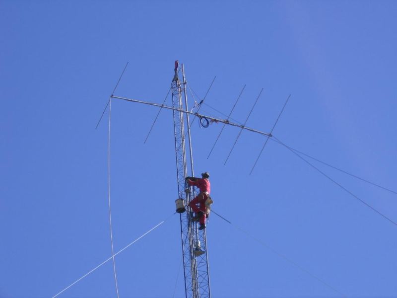 Paul WØAIH climbs tower after 6m beam was pulled to the top. (Photo by WA9HCZ)
