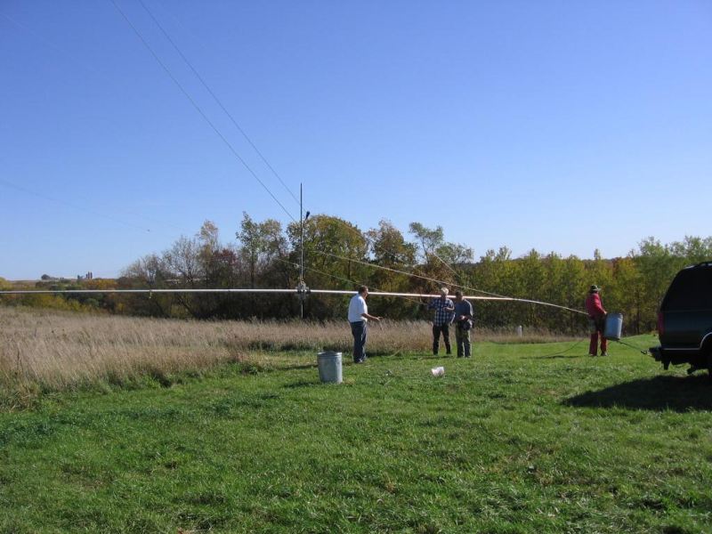 Eric KB9TKF, Bill KE9XQ, Scott KA9FOX and Paul WØAIH prepare to raise F12 80m dipole for testing.  Note temporary mast installed