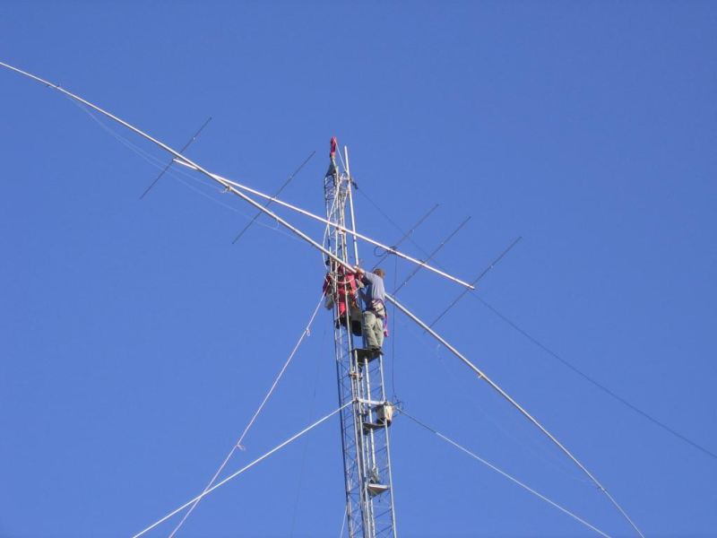Paul WØAIH and Chris KC9DGP attach Force 12 80m dipole to the mast. (Photo by WA9HCZ)