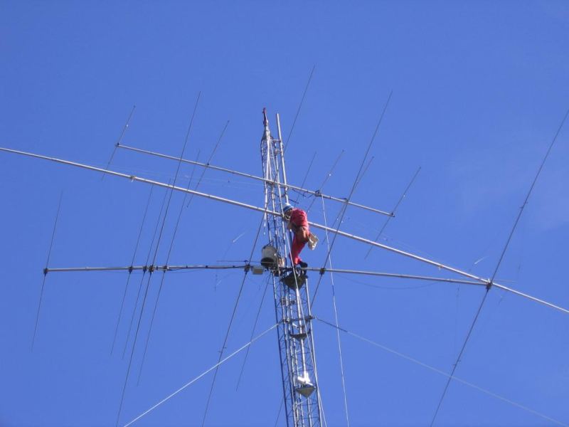 Paul WØAIH adjusting boom truss tension on C4XL. (Photo by WA9HCZ)