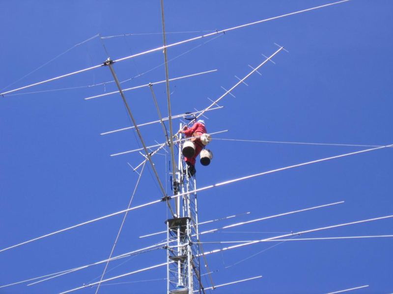 Paul WØAIH installing Cushcraft 2 meter beam on top of mast. (Photo by WA9HCZ)