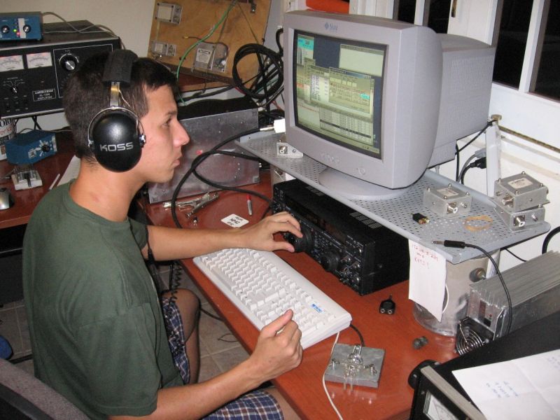 Alfredo WP3C mult hunting on 80m, during CQWW CW 2006.