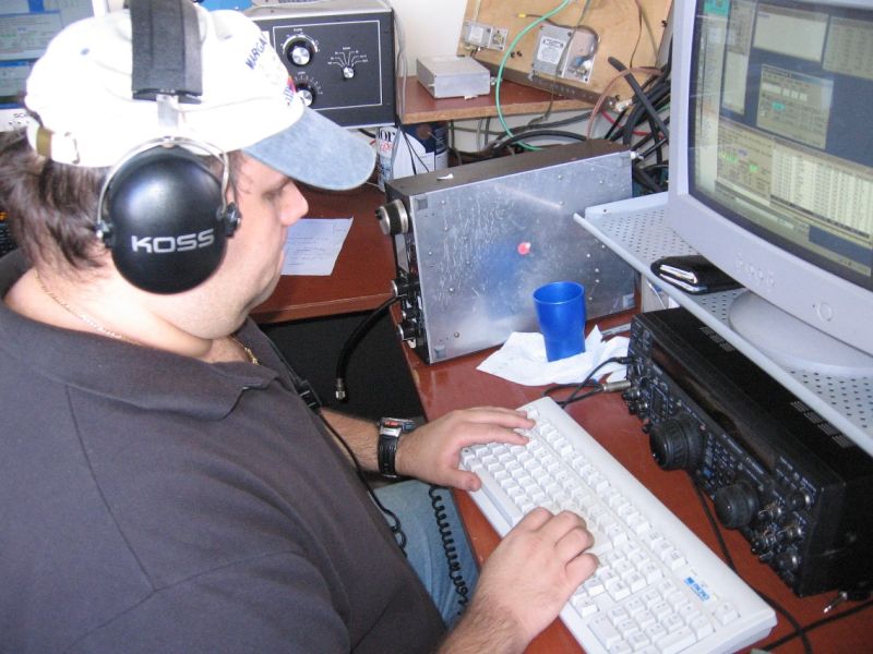 Eric NP3A catching that elusive 10m opening to EU, during CQWW CW 2006.