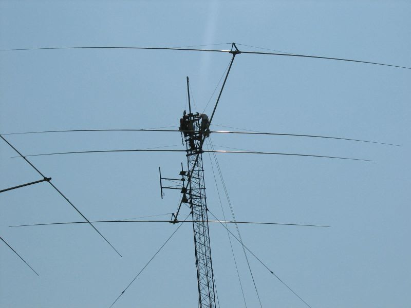 Bill Barney and Mike McGhee getting ready to mount the large yagi to the
3" O.D. mast