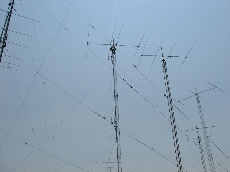 Installing new 4 element full sized 40 meter yagi at 140'
July 2007... all photo's by my wonderful and understanding
xyl Lori.