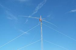 WØAIH and KC9DGP attach the Force 12 EF-180C 80m Rotatable Dipole to the mast.  The EF-180C is about 85 feet long.