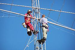 Paul WØAIH and Chris KC9DGP attaching the 80m Dipole to the mast. I sure like this Kodak DX6490 with 10x optical zoom