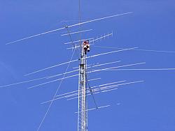 Paul WØAIH adjusting 2 meter beam to be horizontal. (pic courtesy WA9HCZ)