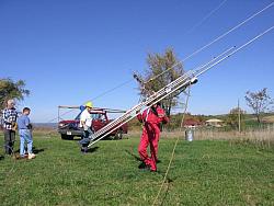 (L-R) Bill KE9XQ, Scott KA9FOX, Eric KB9TKF and Paul W&Oslash;AIH as the 6m beam is about to be pulled up the tram line. (pi