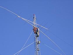 Paul WØAIH and Chris KC9DGP attach Force 12 80m dipole to the mast. (Photo by WA9HCZ)