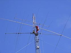 Paul WØAIH adjusting boom truss tension on C4XL. (Photo by WA9HCZ)
