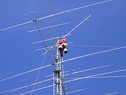 Paul WØAIH installing Cushcraft 2 meter beam on top of mast. (Photo by WA9HCZ)