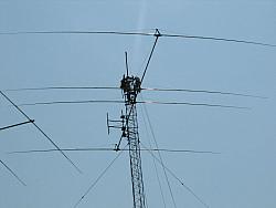 Bill Barney and Mike McGhee getting ready to mount the large yagi to the
3" O.D. mast