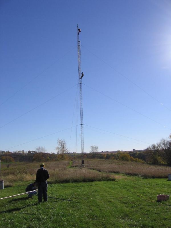 Photo TOWER Paul WØAIH on the Gin Pole with Chris KC9DGP below